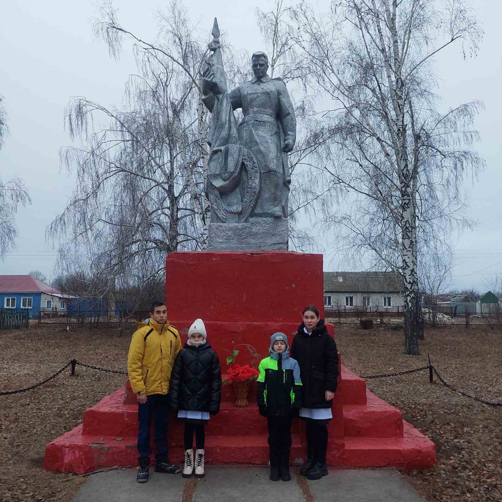 Возложение цветов к памятнику павшим войнам.