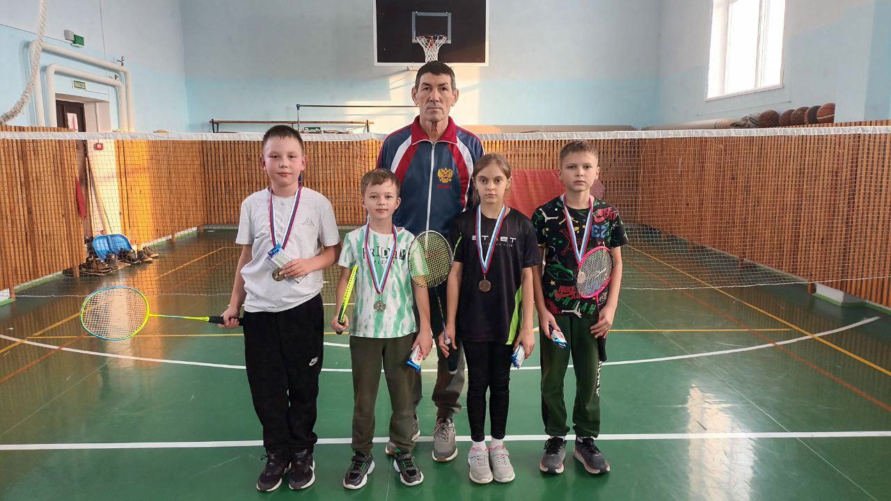 Рождественский турнир по бадминтону на призы Деда Мороза.